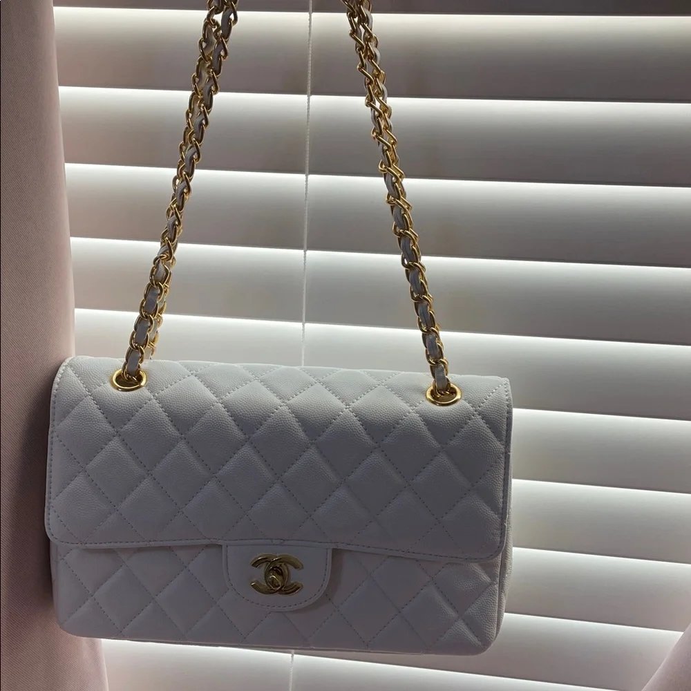Chanel Ivory Quilted Shoulder Bag - Picture 2 of 9